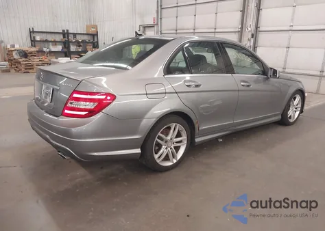 2013 Mercedes-Benz C 300 Sport 4Matic z USA, uszkodzony, nr VIN WDDGF8AB1DR267313